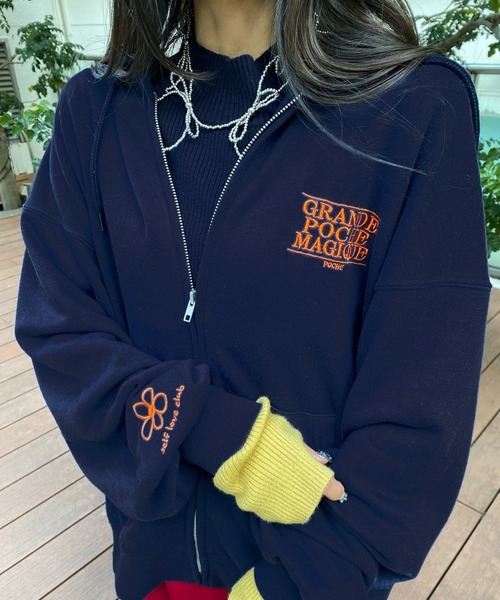 SPINNS(スピンズ)の「フラワー刺繍ロゴ 裏毛Wジップパーカー(パーカー・レディース・アイボリー/スミクロ/オートミール/ネイビー・ONESIZE)」の4枚目の写真
