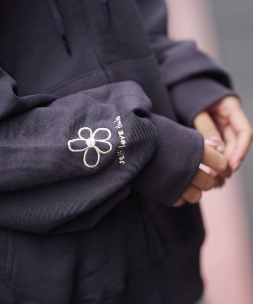 SPINNS(スピンズ)の「フラワー刺繍ロゴ 裏毛Wジップパーカー(パーカー・レディース・アイボリー/スミクロ/オートミール/ネイビー・ONESIZE)」の7枚目の写真