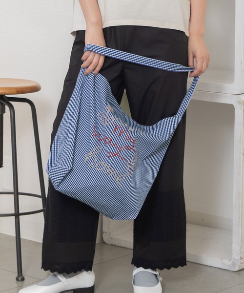POU DOU DOU（プードゥドゥ）の「on my way home刺繍ショルダーバッグ（ショルダーバッグ・レディース・ブルー/ブラック/グリーン・3/8）」の3枚目の写真