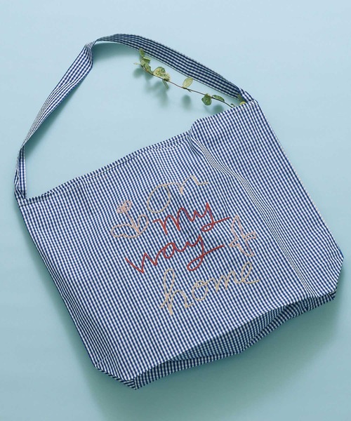 POU DOU DOU（プードゥドゥ）の「on my way home刺繍ショルダーバッグ（ショルダーバッグ・レディース・ブルー/ブラック/グリーン・3/8）」の6枚目の写真