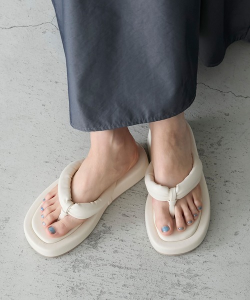 forksy.（フォルクシー）の「【forksy.】パデッドボリュームソールトングサンダル（サンダル・レディース・ブラック/ピンク/アイボリー・S/LL/L/M）」の2枚目の写真