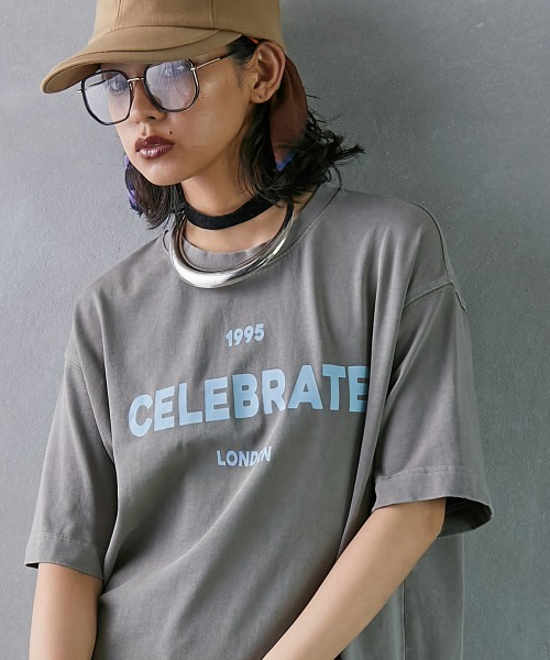 GEVS.(ジェイヴィス)の「<大きいサイズ> ピグメント染ロゴプリントTシャツ GEVS.(Tシャツ/カットソー・レディース・チャコール/カーキ/ピンク・5L/4L/3L/LL/L)」の1枚目の写真