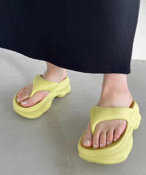  SLIPPER イエロートングサンダル セール】もちもちソール トング 厚底 サンダル（サンダル）｜Ada