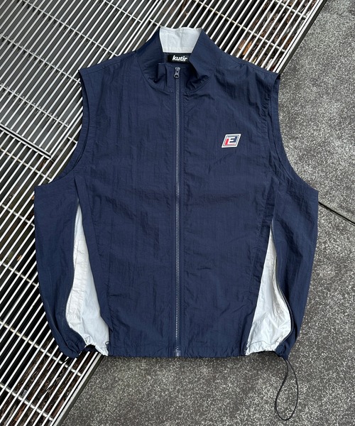 kutir(クティール)の「【低身長だからカッコよく着こなせるアイテム】バイカラージップナイロンベスト(セットアップ着用可能)(ベスト・メンズ・ネイビー/アイボリー/ブラック・SMALL/MEDIUM)」の1枚目の写真
