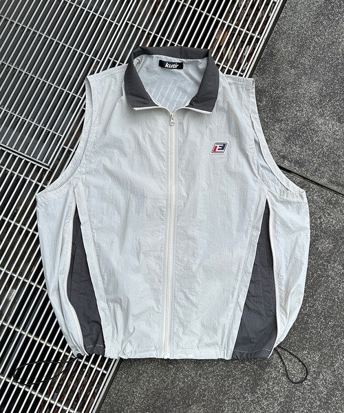 kutir(クティール)の「【低身長だからカッコよく着こなせるアイテム】バイカラージップナイロンベスト(セットアップ着用可能)(ベスト・メンズ・ネイビー/アイボリー/ブラック・SMALL/MEDIUM)」の2枚目の写真