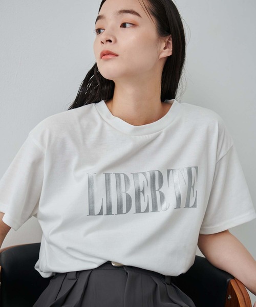 fifth（フィフス）の「箔プリントロゴTシャツ（Tシャツ/カットソー・レディース・ホワイト/ネイビー・M）」の2枚目の写真