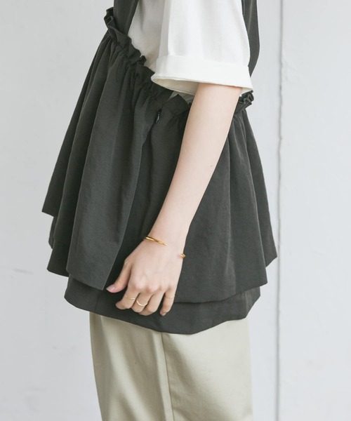 URBAN RESEARCH（アーバンリサーチ）の「切替ギャザーベスト（ベスト・レディース・チャコールグレー/ブラック・FREE）」の3枚目の写真