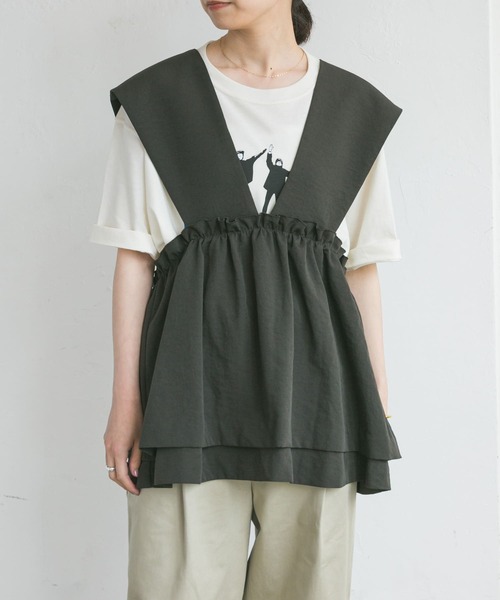 URBAN RESEARCH（アーバンリサーチ）の「切替ギャザーベスト（ベスト・レディース・チャコールグレー/ブラック・FREE）」の4枚目の写真