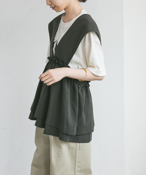 URBAN RESEARCH（アーバンリサーチ）の「切替ギャザーベスト（ベスト・レディース・チャコールグレー/ブラック・FREE）」の6枚目の写真