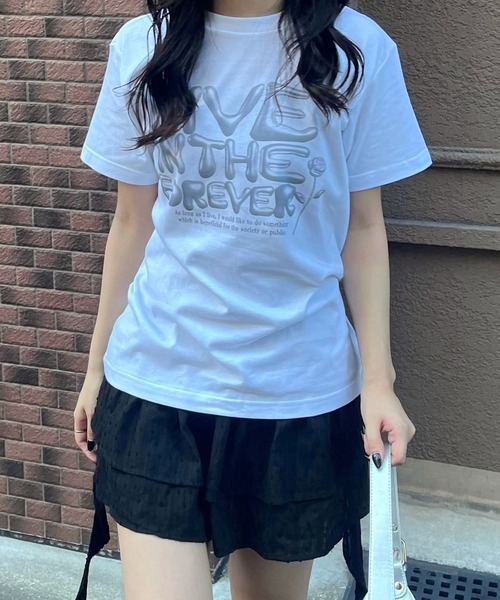 fiere(フィエール)の「メタリックレターデザイン半袖Tシャツ(Tシャツ/カットソー・レディース・ホワイト・LARGE/MEDIUM/SMALL)」の2枚目の写真