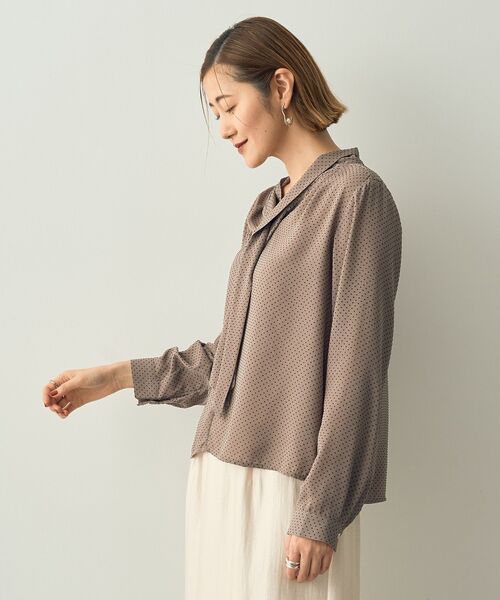 YECCA VECCA（イェッカヴェッカ）の「フロッキードットプリントブラウス（シャツ/ブラウス・レディース・モカ/ネイビー・FREE）」の4枚目の写真