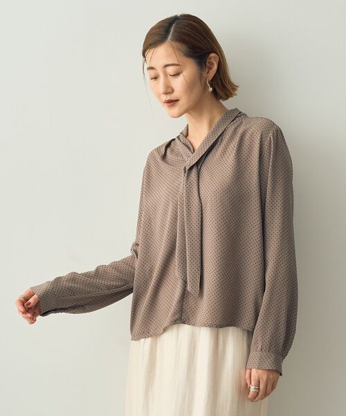 YECCA VECCA（イェッカヴェッカ）の「フロッキードットプリントブラウス（シャツ/ブラウス・レディース・モカ/ネイビー・FREE）」の5枚目の写真