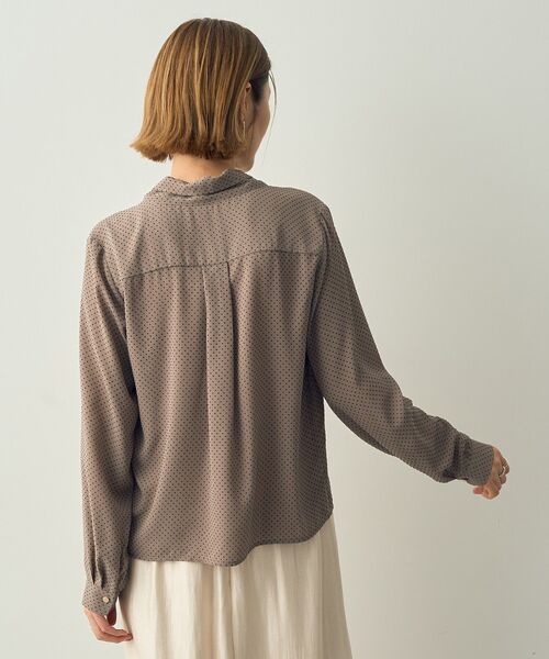 YECCA VECCA（イェッカヴェッカ）の「フロッキードットプリントブラウス（シャツ/ブラウス・レディース・モカ/ネイビー・FREE）」の6枚目の写真