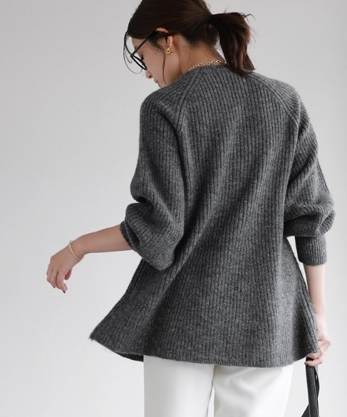 Pierrot（ピエロ）の「ふんわりウォッシャブルボリューム袖フレアニット（ニット/セーター・レディース・ベージュ/チャコール/ブラック/オフホワイト/ネイビー・M/L）」の13枚目の写真