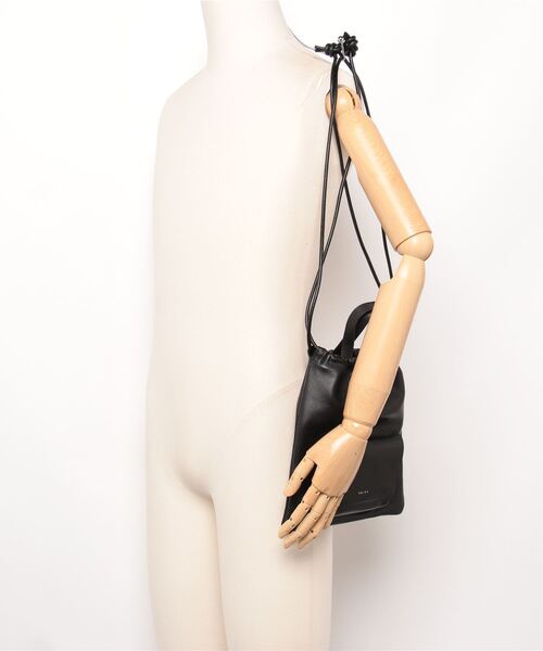 YArKA（ヤーカ）の「【YArKA/ヤーカ】 real leather drawstring shoulder mini bag [bdbd4]/ リアルレザー巾着風ハンドル付ショルダーバッグ（ハンドバッグ・メンズ・ブラック・FREE）」の22枚目の写真