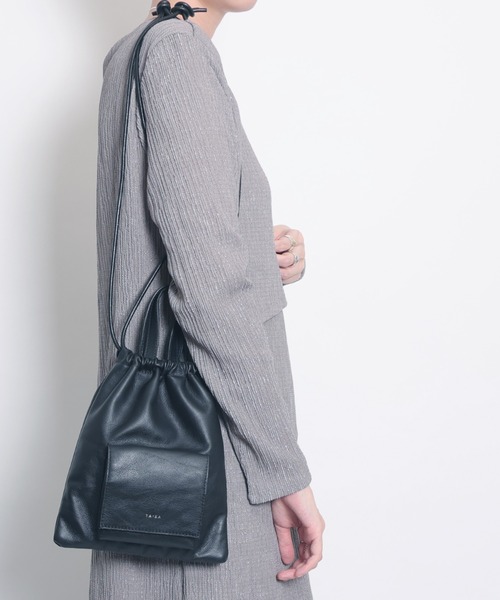 YArKA（ヤーカ）の「【YArKA/ヤーカ】 real leather drawstring shoulder mini bag [bdbd4]/ リアルレザー巾着風ハンドル付ショルダーバッグ（ハンドバッグ・メンズ・ブラック・FREE）」の2枚目の写真