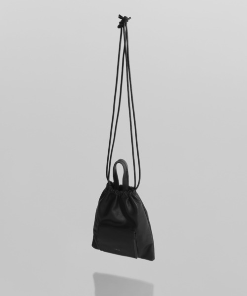 YArKA（ヤーカ）の「【YArKA/ヤーカ】 real leather drawstring shoulder mini bag [bdbd4]/ リアルレザー巾着風ハンドル付ショルダーバッグ（ハンドバッグ・メンズ・ブラック・FREE）」の5枚目の写真