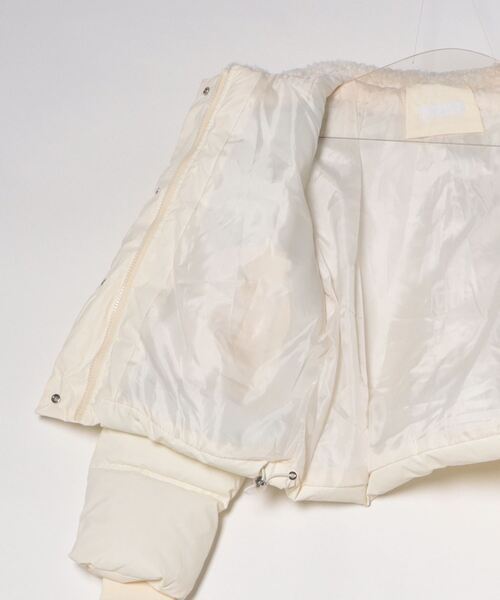 TITTY&CO.(ティティーアンドコー)の「ボア襟付きショートダウン(ダウンジャケット/コート・レディース・グレー/アイボリー・FREE)」の4枚目の写真