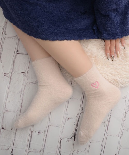 VIBGYOR Women(ヴィブジョー ウィメン)の「【float】ふわふわ シャギー ハート刺繍 ルームソックス/ソックス(ソックス/靴下・レディース・ライトイエロー/チェリーピンク/ライトピンク/ホワイト/ピンク・FREE)」の4枚目の写真