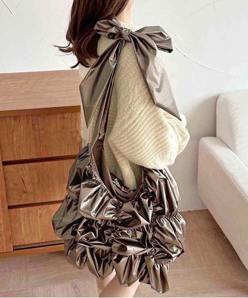 apres jour clair(アプレジュールクレア)の「【apres jour clair】シャーリングショルダバッグ【ZOZOTOWN限定アイテム】(ショルダーバッグ・レディース・ブラウン系その他/アイボリー・フリ-)」の1枚目の写真