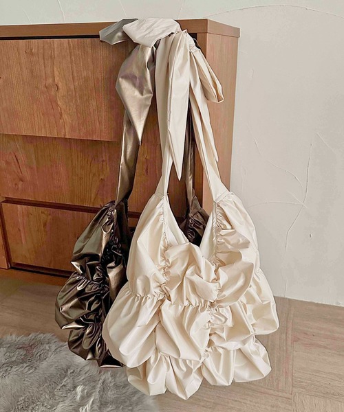 apres jour clair(アプレジュールクレア)の「【apres jour clair】シャーリングショルダバッグ【ZOZOTOWN限定アイテム】(ショルダーバッグ・レディース・ブラウン系その他/アイボリー・フリ-)」の2枚目の写真