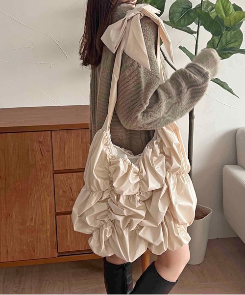 apres jour clair(アプレジュールクレア)の「【apres jour clair】シャーリングショルダバッグ【ZOZOTOWN限定アイテム】(ショルダーバッグ・レディース・ブラウン系その他/アイボリー・フリ-)」の6枚目の写真