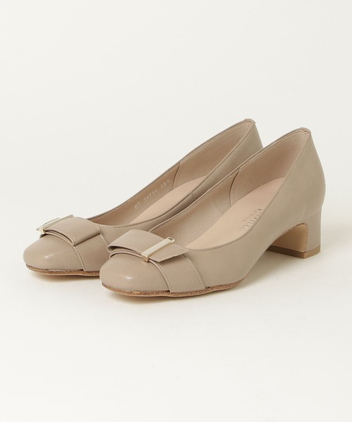 artemis by DIANA(アルテミスバイダイアナ)の「スクエアトゥ ベルトポイントパンプス(パンプス・レディース・ダークベージュ/ブラック・22.5cm/23.0cm/23.5cm/24.0cm/24.5cm/25.0cm/22.0cm)」の14枚目の写真