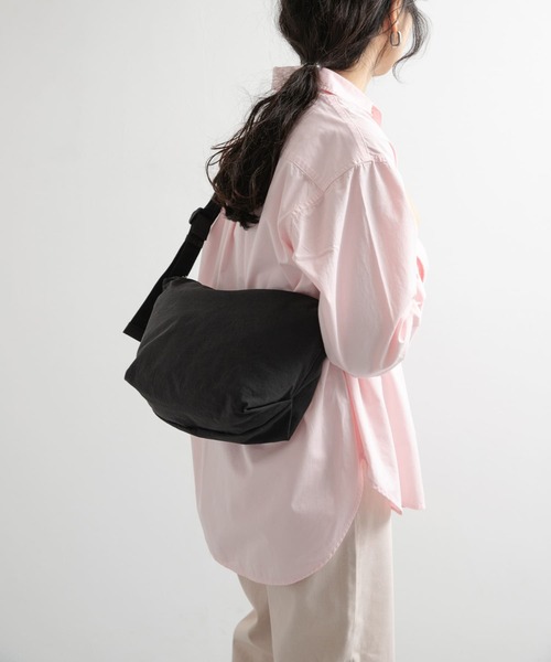 URBAN RESEARCH DOORS(アーバンリサーチドアーズ)の「ウォッシャブルミニショルダーバッグ(ショルダーバッグ・レディース・ブラック/アイボリー・ONE)」の3枚目の写真