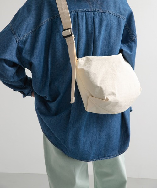 URBAN RESEARCH DOORS(アーバンリサーチドアーズ)の「ウォッシャブルミニショルダーバッグ(ショルダーバッグ・レディース・ブラック/アイボリー・ONE)」の17枚目の写真