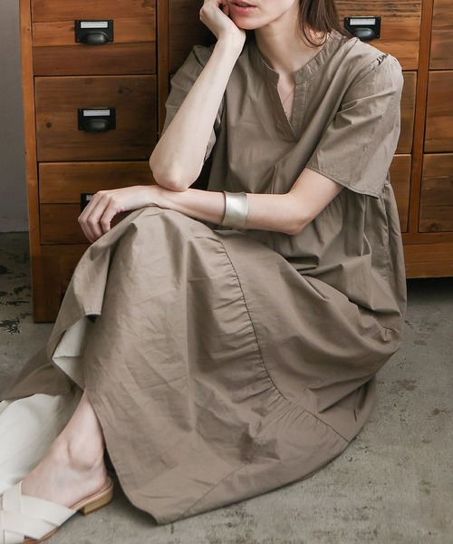 No Rule No Line（ノール－ルノーライン）の「ギャザーたっぷり Vネックティアードマキシワンピ（ワンピース・レディース・ブルー/アイボリー/ブラック/ベージュ系・FREE）」の4枚目の写真