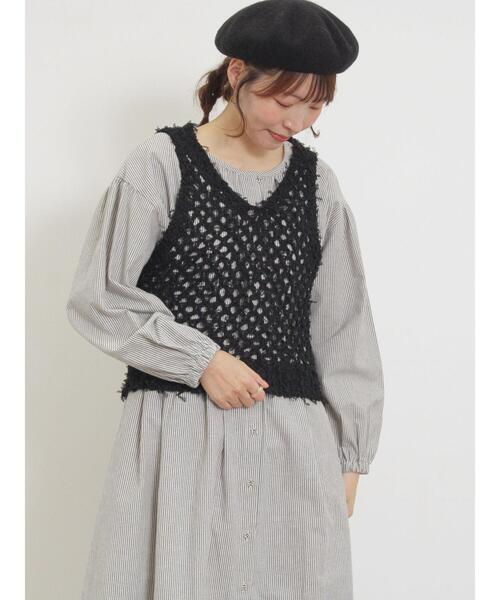 Samansa Mos2（サマンサ モスモス）の「透かし柄ニットビスチェ（ベスト・レディース・ブラック/ベージュ/キナリ・F）」の2枚目の写真