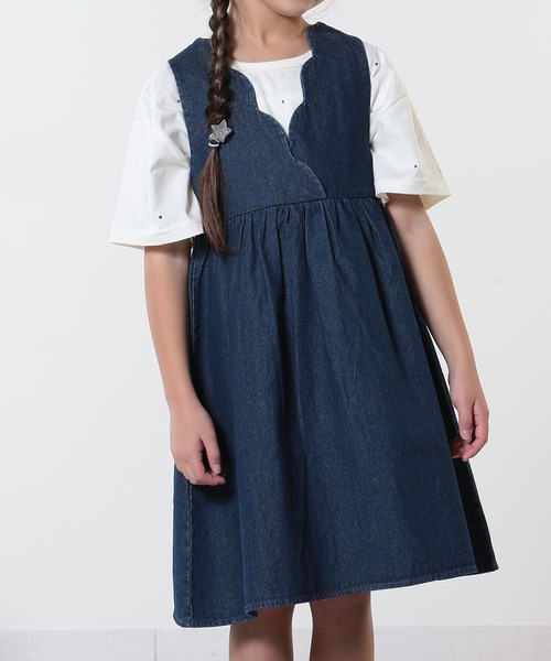 SHOO・LA・RUE（シューラルー）の「【洗える/100-150cm】スカラップ使いがキュートな デニムジャンドレ（ワンピース・キッズ・サックスブルー/ブルー系その他・11/10/12/15 /13/14）」の2枚目の写真