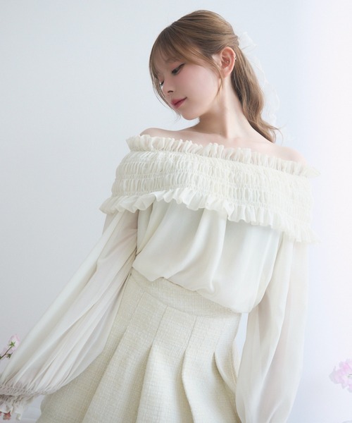 TITTY&CO.（ティティーアンドコー）の「シャーリングフリルオフショルトップス（シャツ/ブラウス・レディース・イエロー/ピンク/ホワイト/ブラック・FREE）」の3枚目の写真