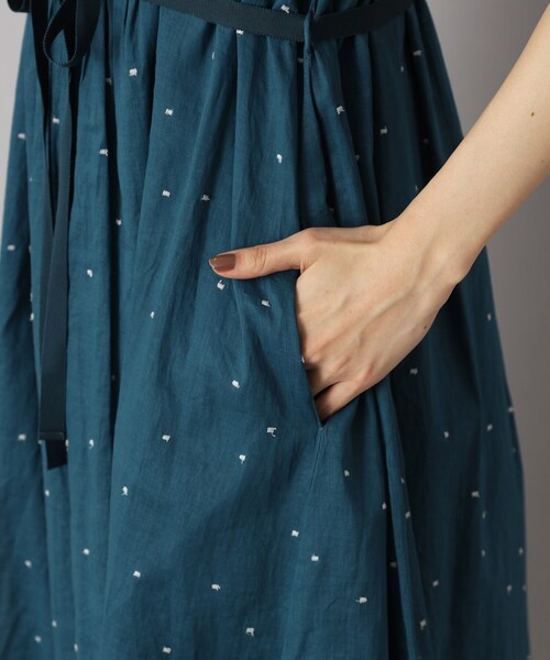 DRESSTERIOR(ドレステリア)の「【ポケット付/きれいめ】ドット刺繍タックワンピース(ワンピース・レディース・ブルーグリーン/ダークグレー・34/36/38)」の8枚目の写真