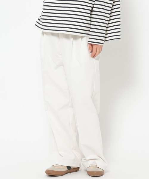 GLOBAL WORK（グローバルワーク）の「高山直子さんコラボ/タックワイドチノパンツ/EiiS/289617（チノパンツ・レディース・ベージュ/アイボリー/ブラック・X-SMALL/SMALL/MEDIUM/LARGE）」の22枚目の写真