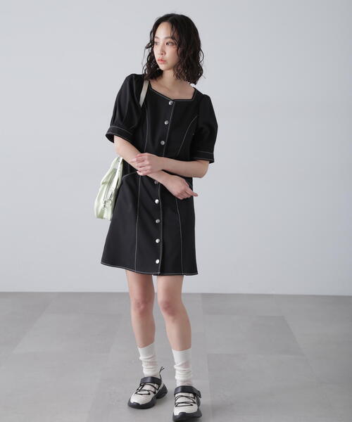 FREE'S MART（フリーズマート）の「◆配色ステッチ前開きミニワンピース（ワンピース・レディース・ホワイト/ブラック/グレー・SMALL/MEDIUM）」の4枚目の写真