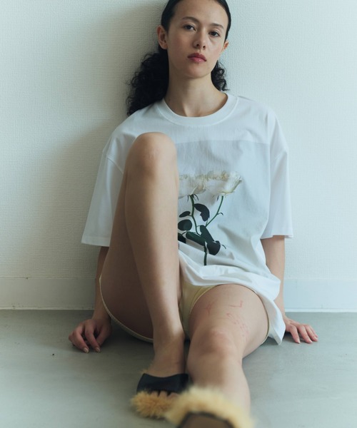 Libra Cue(リブラ キュー)の「フラワープリントTシャツ(Tシャツ/カットソー・レディース・ブラック/ホワイト・FREE)」の5枚目の写真