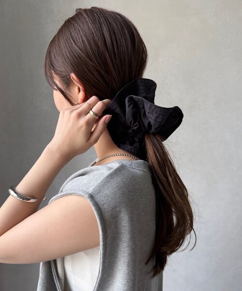 DouDou（ドゥドゥ）の「ビッグシュシュ（シュシュ・レディース・モカ/ライトベージュ/ブラック・FREE）」の2枚目の写真