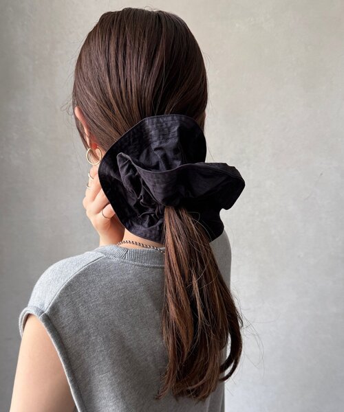 DouDou（ドゥドゥ）の「ビッグシュシュ（シュシュ・レディース・モカ/ライトベージュ/ブラック・FREE）」の4枚目の写真