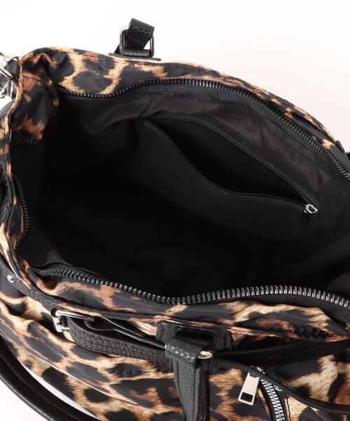 VEILA(ヴェイラ)の「レオパード柄 ワンハンドルショルダーバッグ(ハンドバッグ・レディース・ブラック/ゼブラ・フリー)」の8枚目の写真