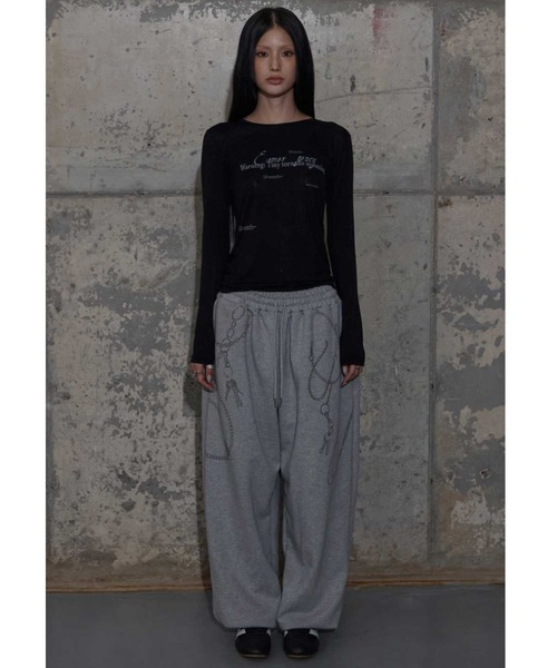 FANCY CLUB(ファンシークラブ)の「A'GEM/9 × .kom 『FANCY CLUB/ファンシークラブ』 KEYCHAIN EYELET SWEATPANTS/キーチェーン アイレット スウェットパンツ(スウェットパンツ・レディース・ブラック/ライトグレー・FREE)」の4枚目の写真