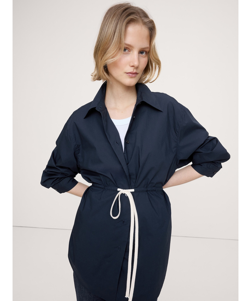 Banana Republic(バナナリパブリック)の「コットン ポプリン ドローストリング ウエスト チュニック(シャツ/ブラウス・レディース・ホワイト/ネイビー・M/S/XS/L)」の2枚目の写真