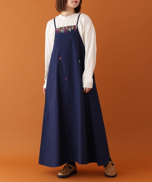 Emago(イマゴ)の「EMAGO キンモクセイ刺繍キャミワンピース(ワンピース・レディース・カーキ/ブラウン/ネイビー・FREE)」の3枚目の写真