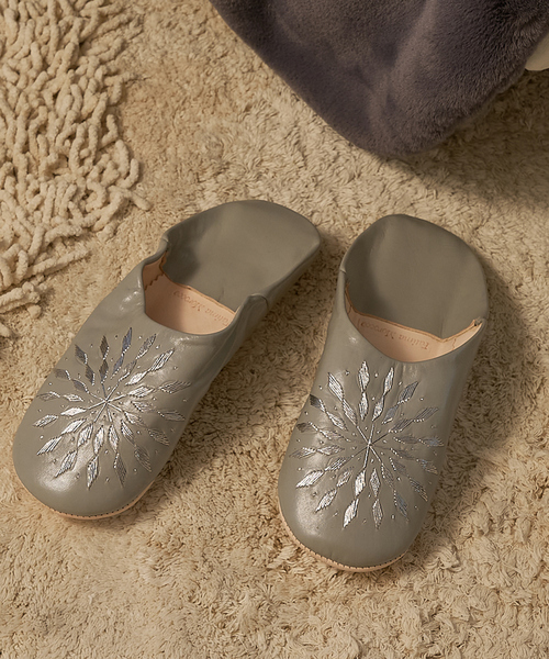 Fatima morocco（ファティマモロッコ）の「【Fatima morocco】 サブラス刺繍 バブーシュ 羊革 モロッコ製 室内履き（ルームシューズ/スリッパ・レディース・グレー/ホワイト/ブラック・フリー）」の3枚目の写真