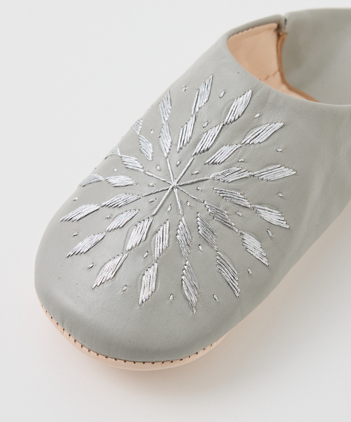 Fatima morocco（ファティマモロッコ）の「【Fatima morocco】 サブラス刺繍 バブーシュ 羊革 モロッコ製 室内履き（ルームシューズ/スリッパ・レディース・グレー/ホワイト/ブラック・フリー）」の5枚目の写真