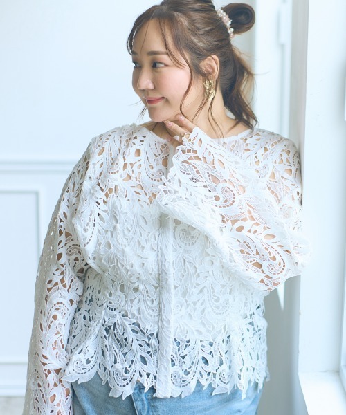 SMILE LAND（スマイルランド）の「＜大きいサイズ＞【らめちゃんコラボ】3way リーフモチーフトップス JERRYSELECT（シャツ/ブラウス・レディース・ホワイト/ブラック・L/LL/3L/4L/5L）」の2枚目の写真