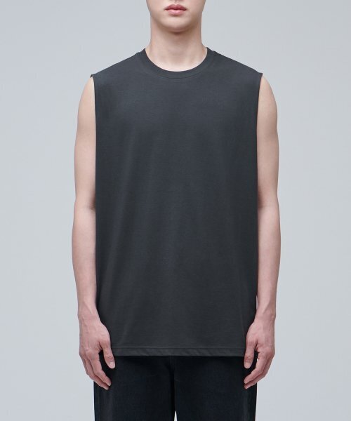 MUSINSA STANDARD（ムシンサスタンダード）の「[クールタンダード] リラックスドスリーブレストップ [ダークグレー]（Tシャツ/カットソー・メンズ・その他・LARGE/X-LARGE/XX-LARGE/XXX-LARGE/SMALL/MEDIUM）」の2枚目の写真