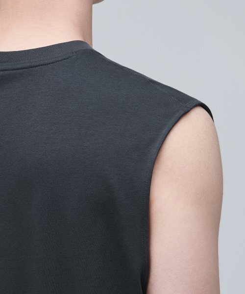 MUSINSA STANDARD（ムシンサスタンダード）の「[クールタンダード] リラックスドスリーブレストップ [ダークグレー]（Tシャツ/カットソー・メンズ・その他・LARGE/X-LARGE/XX-LARGE/XXX-LARGE/SMALL/MEDIUM）」の6枚目の写真