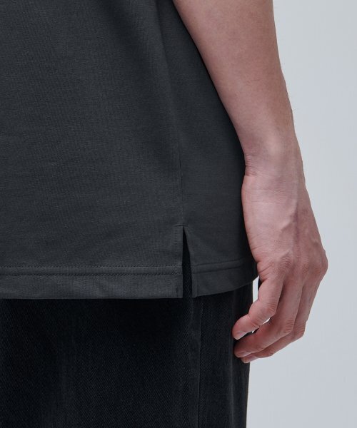 MUSINSA STANDARD（ムシンサスタンダード）の「[クールタンダード] リラックスドスリーブレストップ [ダークグレー]（Tシャツ/カットソー・メンズ・その他・LARGE/X-LARGE/XX-LARGE/XXX-LARGE/SMALL/MEDIUM）」の7枚目の写真