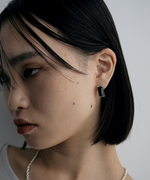 COCOSHNIK ONKITSCH(ココシュニックオンキッチュ)の「シルバー オニキス バケットカットスタッドピアス(ピアス(両耳用)・レディース・シルバー・00)」の9枚目の写真